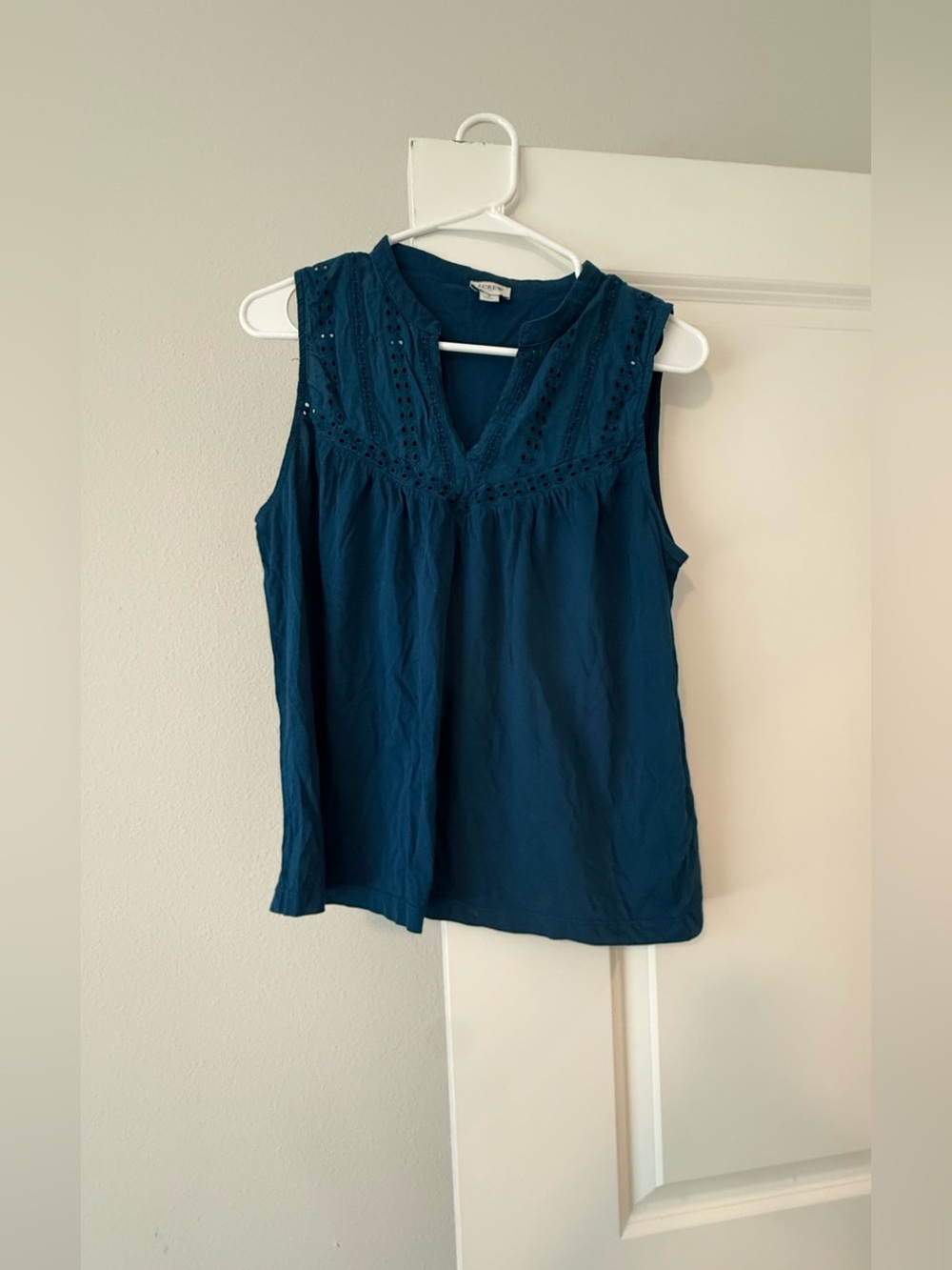 Crew Sleeveless Blouse - Blue Eyelet Yoke Detail size S ❤️ - Picture 3 of 9
